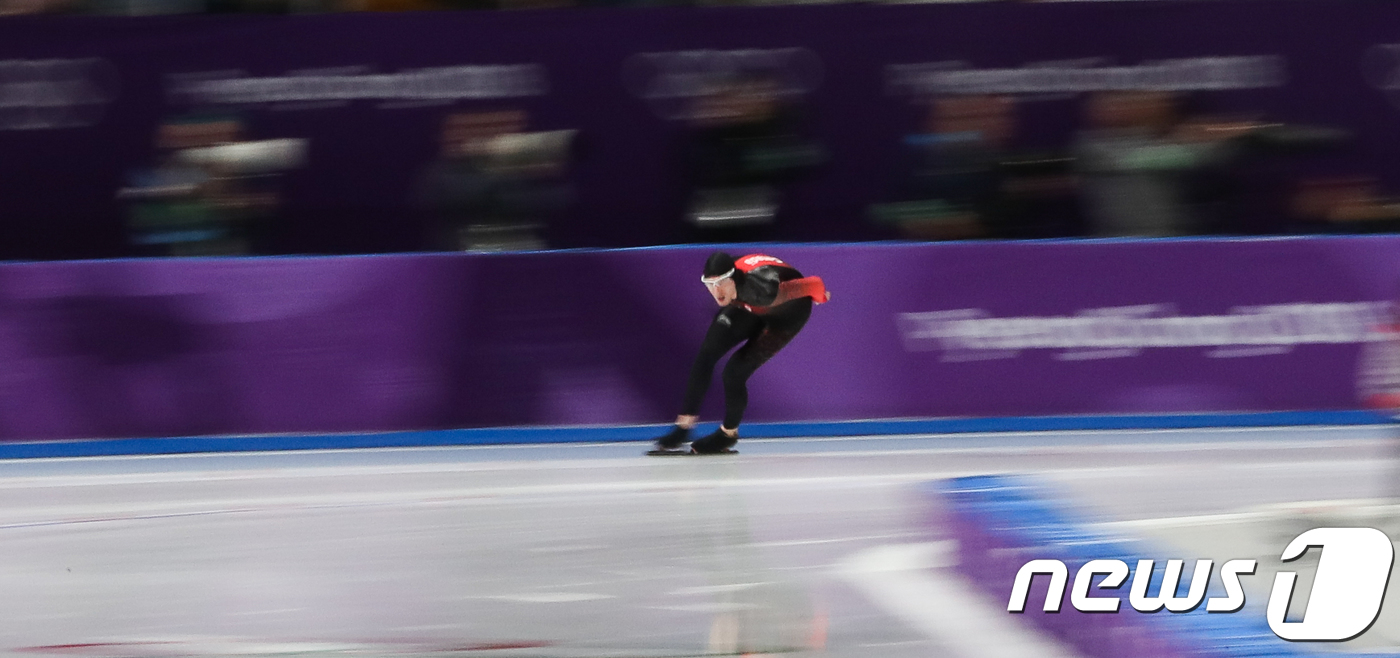 (강릉=뉴스1) 허경 기자 = 테드 얀 블로먼(캐나다)이 15일 강원도 강릉 스피드스케이팅 경기장 오벌에서 열린 2018 평창동계올림픽 스피드스케이팅 남자 10,000m 경기에서 …