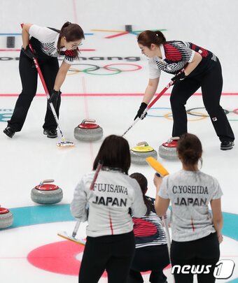 본문 이미지 - 스위핑하는 한국 대표팀./뉴스1 DB ⓒ News1 이재명 기자