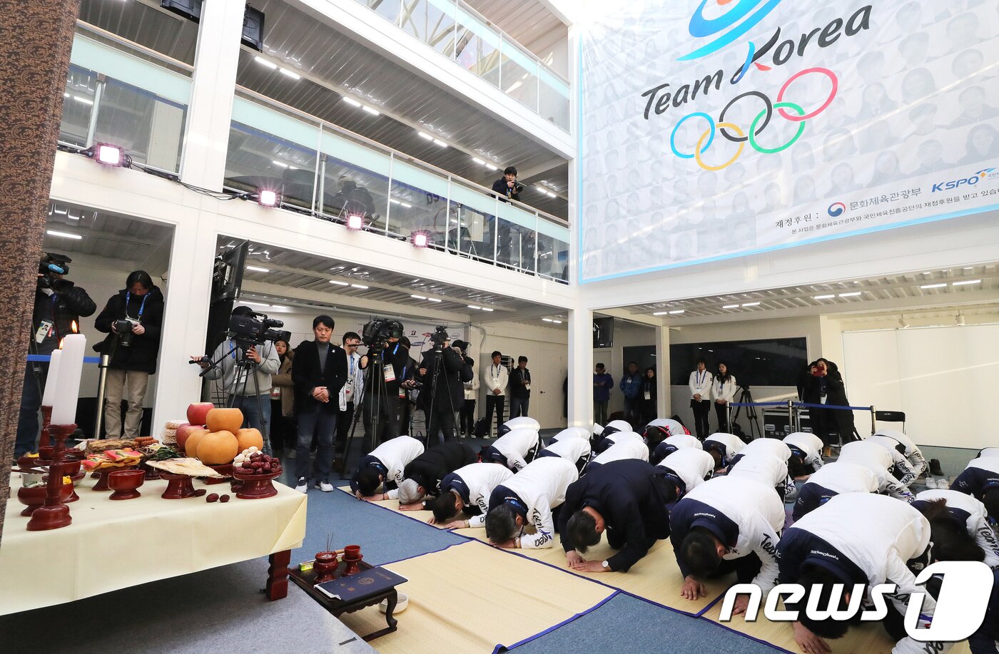 본문 이미지 - 2018 평창 올림픽 당시 선수단 합동 차례를 지냈던 모습. 2018.2.16 ⓒ 뉴스1 임세영 기자