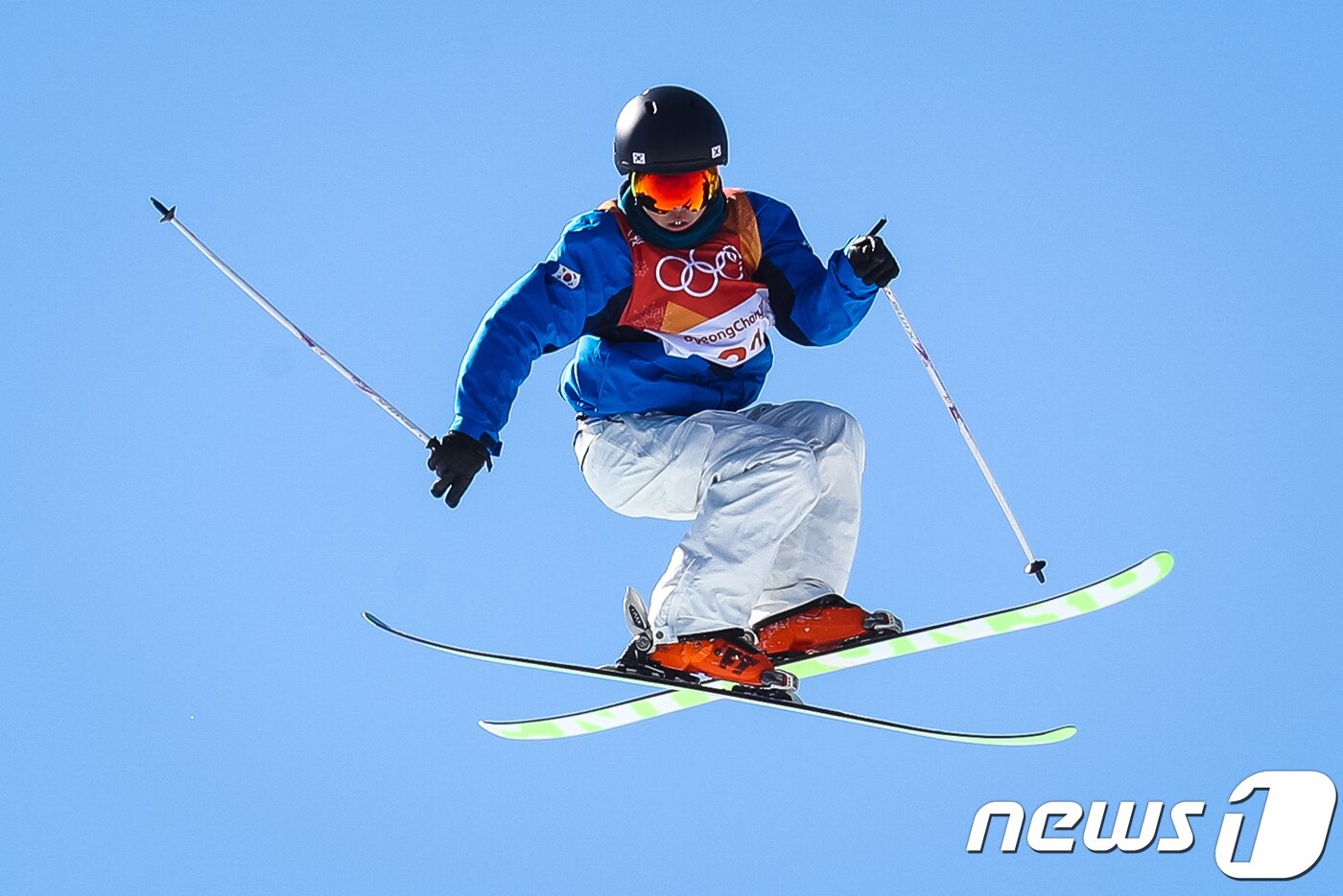 본문 이미지 - 대한민국 이미현이 17일 강원도 평창군 휘닉스 스노경기장에서 열린 2018 평창동계올림픽 프리스타일스키 여자 스키 슬로프스타일 예선 2차에서 점프하고 있다. 이미현은 예선에서 13위를 기록, 12위까지 진출하는 결선에 아쉽게 탈락했다. 2018.2.17/뉴스1 ⓒ News1 유승관 기자