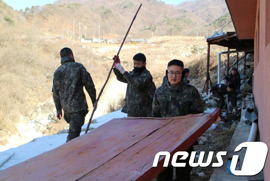 본문 이미지 - 지난 15일 육군 27사단 통일선봉대대 장병들이 강원 화천군 사회복지시설인 사랑의 샘터에서 환경정화 활동을 하고 있다. (27사단 제공) 2018.2.17/뉴스1 ⓒ News1 하중천 기자