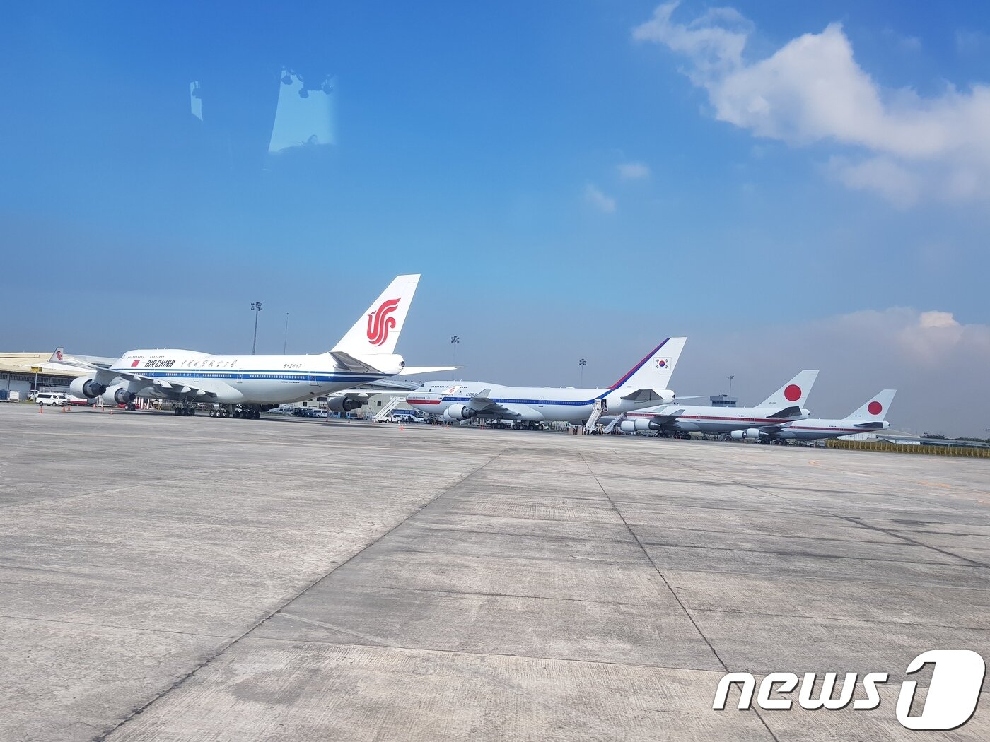 본문 이미지 - 지난해 11월 ASEAN(동남아국가연합) 정상회의 당시 필리핀의 한 공항에 중국(리커창 중국 총리)과 한국(문재인 대통령), 일본(아베 신조 일본 총리) 정상의  전용기가 나란히 서 있는 모습.ⓒ News1