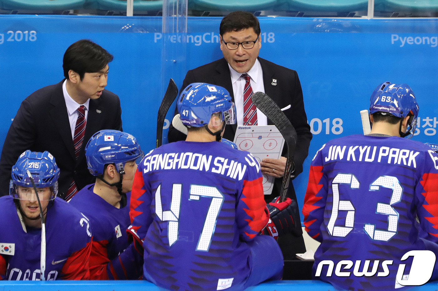 (강릉=뉴스1) 임세영 기자 = 대한민국 백지선 감독이 17일 오후 강원도 강릉하키센터에서 열린 2018 평창동계올림픽 아이스하키 남자 조별 예선 A조 대한민국 대 스위스의 경기에 …