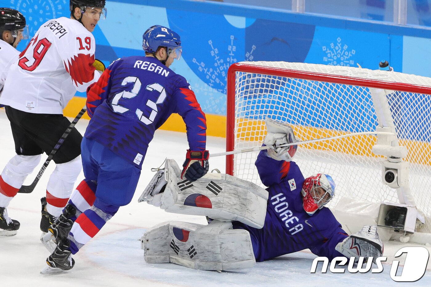 본문 이미지 - 대한민국 맷 달튼이 17일 오후 강원도 강릉하키센터에서 열린 2018 평창동계올림픽 아이스하키 남자 조별 예선 A조 대한민국 대 스위스의 경기에서 스위스의 공격을 막아내고 있다. 2018.2.17/뉴스1 ⓒ News1 임세영 기자