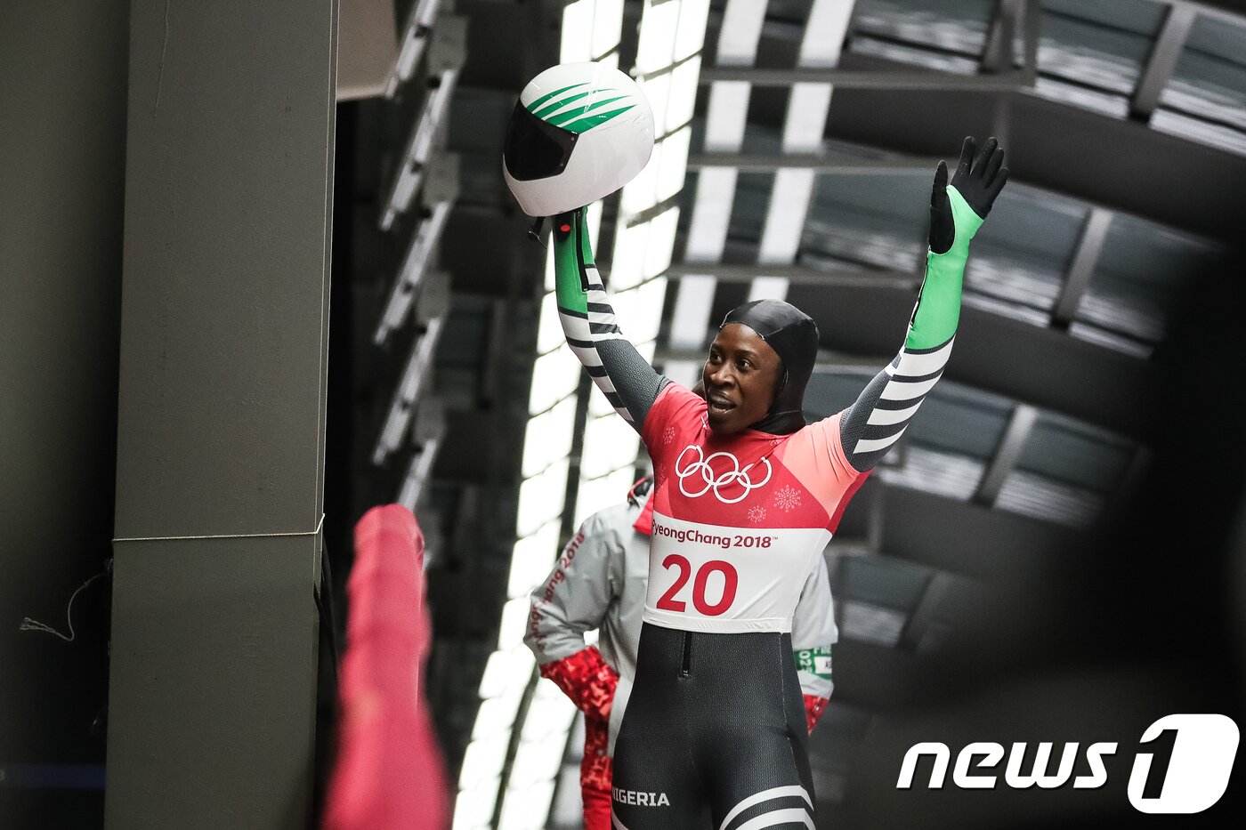 본문 이미지 - 시미델레 아데아그보(나이지리아)가 17일 강원도 평창군 올림픽슬라이딩센터에서 열린 2018 평창동계올림픽 스켈레톤 여자 3차 주행을 마친 후 관중들을 향해 인사하고 있다. 2018.2.17/뉴스1 ⓒ News1 유승관 기자