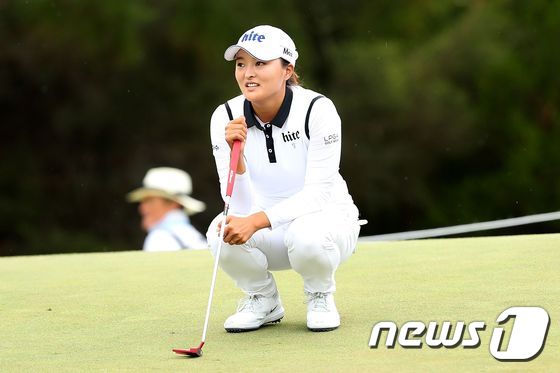 고진영, LPGA투어 데뷔전 우승…67년 만의 대기록