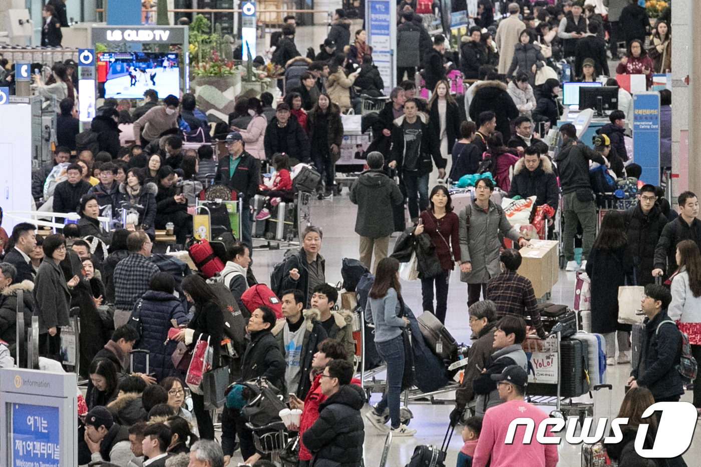 (인천공항=뉴스1) 이승배 기자 = 설 연휴 마지막 날인 18일 오후 인천국제공항 입국장이 설 연휴를 해외에서 보내고 돌아온 여행객들로 붐비고 있다. 2018.2.18/뉴스1