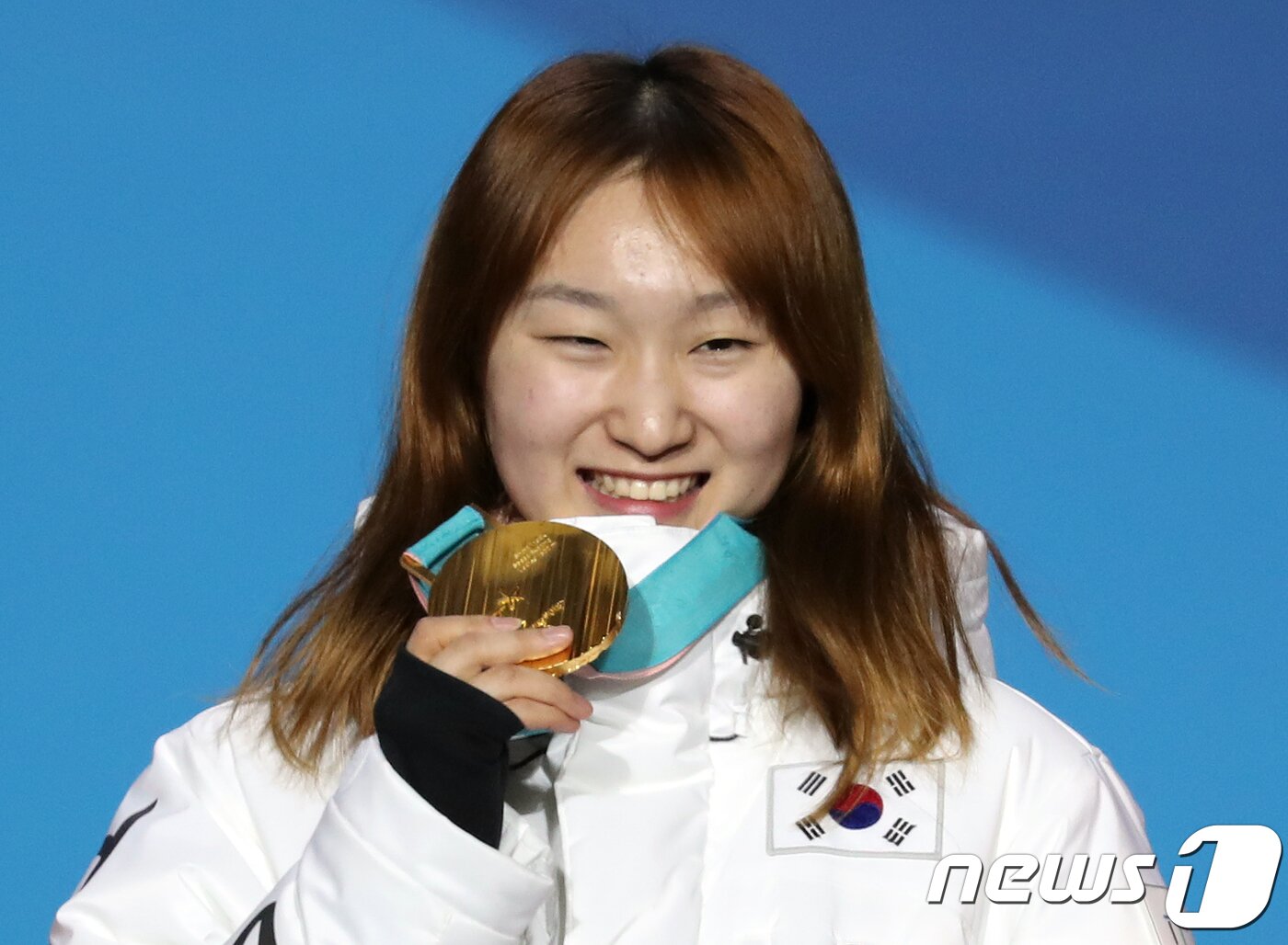 본문 이미지 - 쇼트트랙 여자 1,500m에서 금메달을 획득한 대한민국의 최민정이 18일 오후 강원도 평창 메달플라자에서 열린 2018 평창 동계올림픽 메달 세리머니에서 금메달을 받은 후 기뻐하고 있다. 2018.2.18/뉴스1 ⓒ News1 이재명 기자