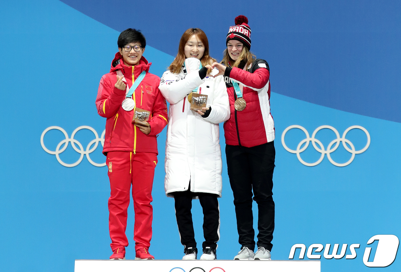 (평창=뉴스1) 이재명 기자 = 쇼트트랙 여자 1,500ｍ에서 금메달을 획득한 대한민국의 최민정이 18일 오후 강원도 평창 메달플라자에서 열린 2018 평창 동계올림픽 메달 세리머 …