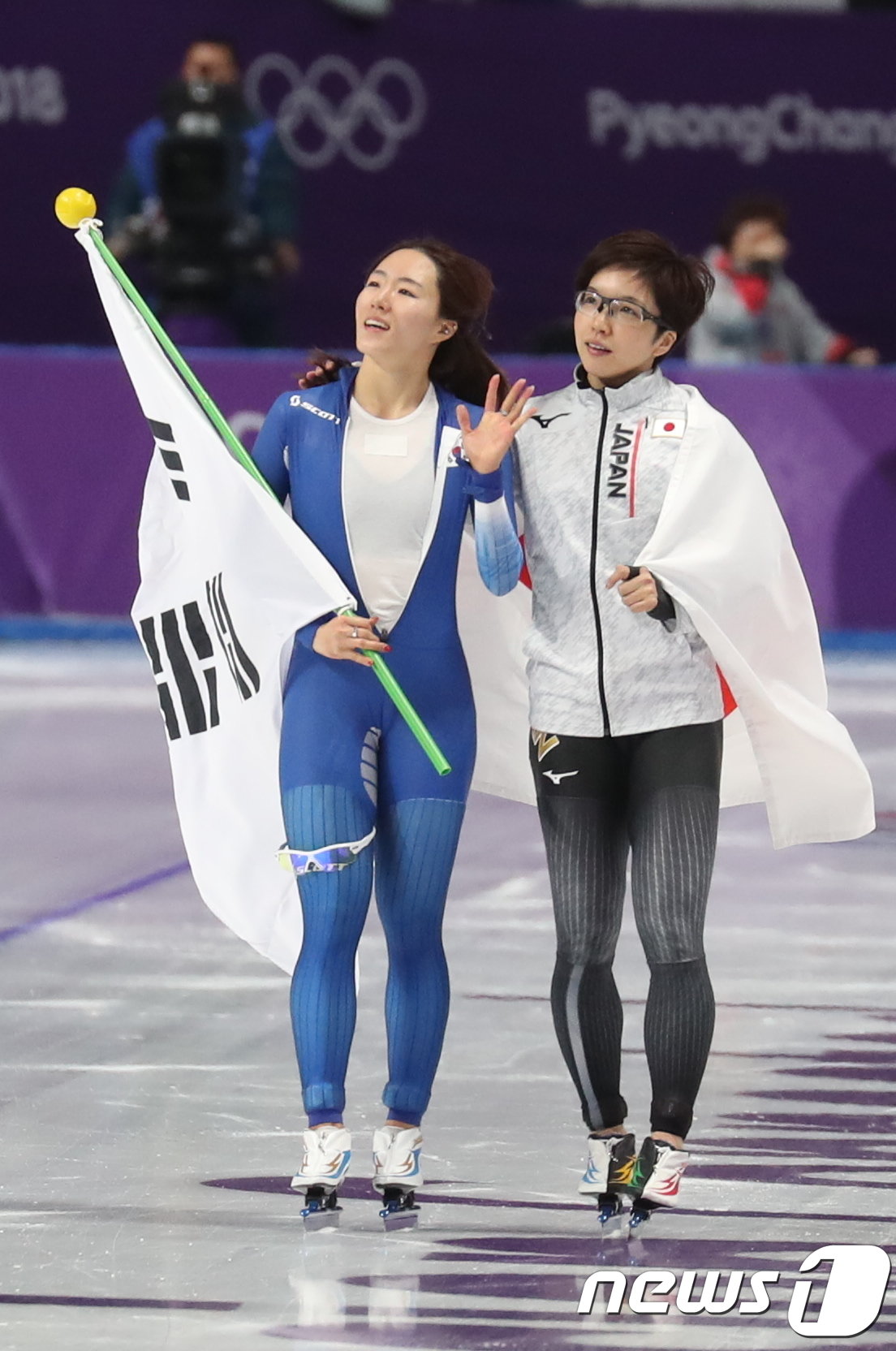 대한민국 이상화가 18일 강원도 강릉 스피드스케이팅 경기장 오벌에서 열린 2018 평창동계올림픽 스피드 스케이팅 여자 500m 경기를 마친 뒤 일본의 고다이라 나오와 함께 관중들에게 인사하고 있다. 이상화는 이날 37초33으로 은메달을, 고다이라 나오는 36초94로 올림픽 신기록을 세우며 금메달을 확정 지었다. 2018.2.18/뉴스1 ⓒ News1 유승관 기자