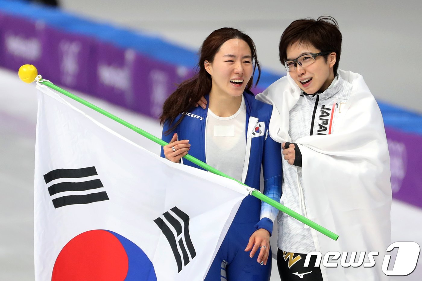 대한민국 이상화가 18일 강원도 강릉 스피드스케이팅 경기장 오벌에서 열린 2018 평창동계올림픽 스피드 스케이팅 여자 500m 경기를 마친 뒤 일본의 고다이라 나오와 만나 환하게 웃고 있다. 이상화는 이날 37초33으로 은메달을, 고다이라 나오는 36초94로 올림픽 신기록을 세우며 금메달을 확정 지었다. 2018.2.18/뉴스1 ⓒ News1 허경 기자