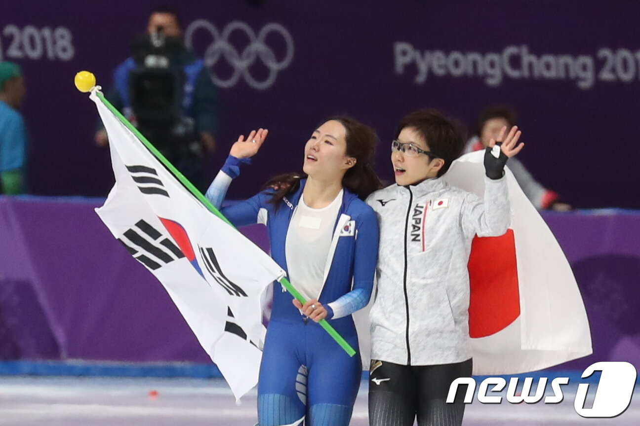 본문 이미지 - 대한민국 이상화가 18일 강원도 강릉 스피드스케이팅 경기장 오벌에서 열린 2018 평창동계올림픽 스피드 스케이팅 여자 500m 경기를 마친 뒤 일본의 고다이라 나오와 함께 관중들에게 인사하고 있다. 이상화는 이날 37초33으로 은메달을, 고다이라 나오는 36초94로 올림픽 신기록을 세우며 금메달을 확정 지었다. 2018.2.18/뉴스1 ⓒ News1 유승관 기자
