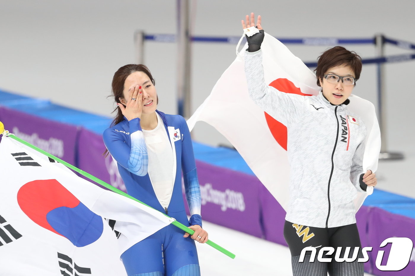 대한민국 이상화가 18일 강원도 강릉 스피드스케이팅 경기장 오벌에서 열린 2018 평창동계올림픽 스피드 스케이팅 여자 500m 경기를 마친 뒤 일본의 고다이라 나오와 함께 관중들에게 인사하고 있다. 이상화는 이날 37초33으로 은메달을, 고다이라 나오는 36초94로 올림픽 신기록을 세우며 금메달을 확정 지었다. 2018.2.18/뉴스1 ⓒ News1 허경 기자