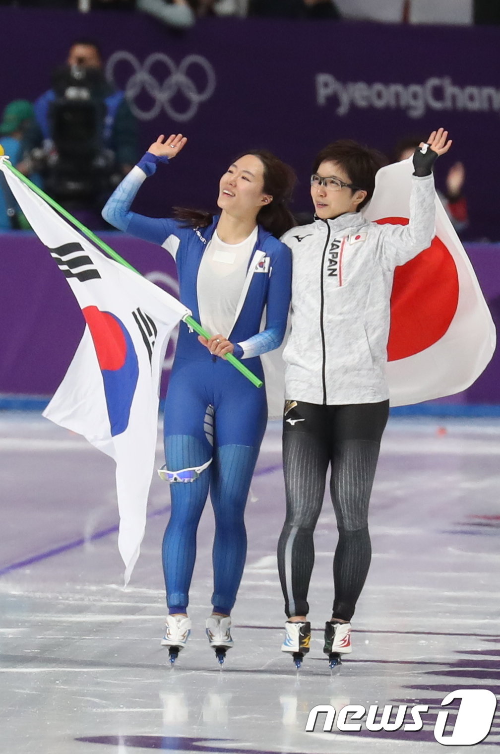 대한민국 이상화가 18일 강원도 강릉 스피드스케이팅 경기장 오벌에서 열린 2018 평창동계올림픽 스피드 스케이팅 여자 500m 경기를 마친 뒤 일본의 고다이라 나오와 함께 관중들에게 인사하고 있다. 이상화는 이날 37초33으로 은메달을, 고다이라 나오는 36초94로 올림픽 신기록을 세우며 금메달을 확정 지었다. 2018.2.18/뉴스1