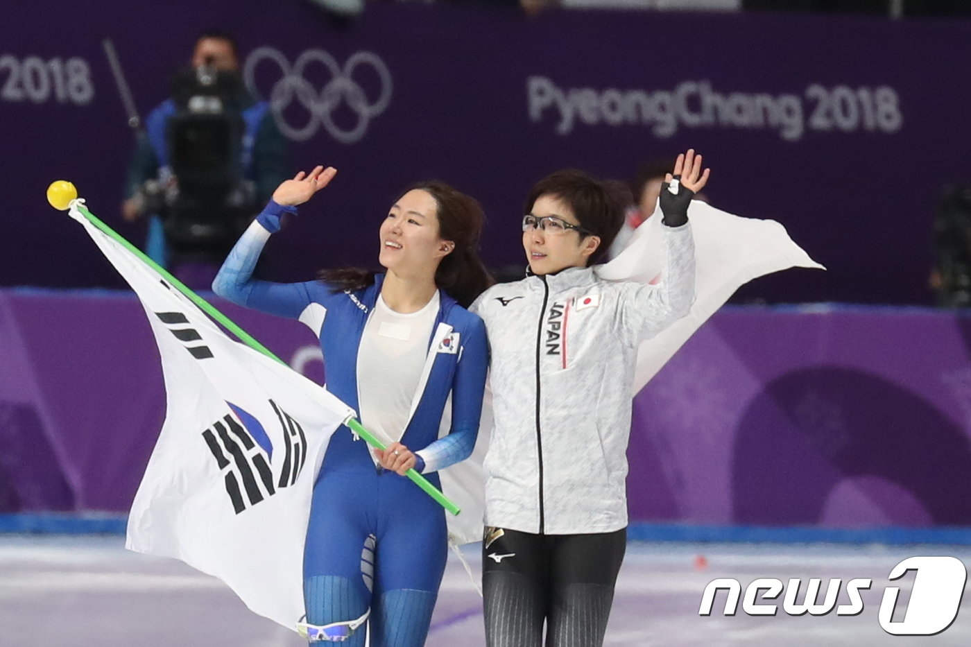 대한민국 이상화가 18일 강원도 강릉 스피드스케이팅 경기장 오벌에서 열린 2018 평창동계올림픽 스피드 스케이팅 여자 500m 경기를 마친 뒤 일본의 고다이라 나오와 함께 관중에게 인사하고 있다. 이상화는 이날 37초33으로 은메달을, 고다이라 나오는 36초94로 올림픽 신기록을 세우며 금메달을 확정 지었다. 2018.2.18/뉴스1 ⓒ News1 유승관 기자