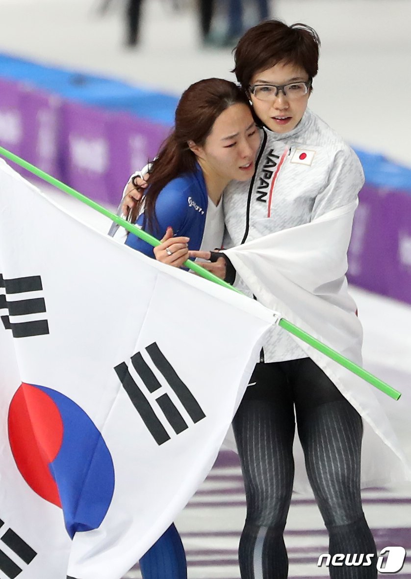 본문 이미지 - 이상화가 18일 강원도 강릉 스피드스케이팅 경기장 오벌에서 열린 2018 평창동계올림픽 스피드 스케이팅 여자 500m 경기에서 2위로 결승선을 통과한 뒤 눈물을 흘리자 금메달을 획득한 일본의 고다이라 나오 선수가 이상화 선수를 안아주고 있다. 이상화는 이날 37초33의 기록으로 은메달을 획득했다.2018.2.18/뉴스1 ⓒ News1 허경 기자