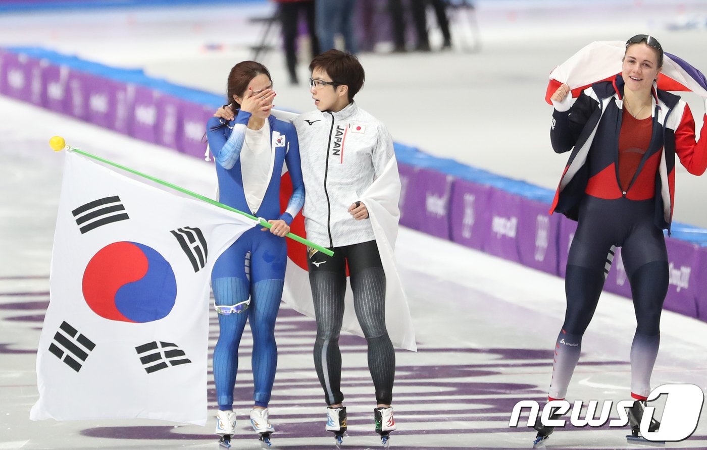 대한민국 이상화가 18일 강원도 강릉 스피드스케이팅 경기장 오벌에서 열린 2018 평창동계올림픽 스피드 스케이팅 여자 500m 경기에서 37초33으로 은메달을 획득한 뒤 금메달 고다이라 나오&#40;일본&#41;의 위로를 받고 있다. 이상화는 이날 37초33으로 은메달을, 고다이라 나오는 36초94로 올림픽 신기록을 세우며 금메달을 확정 지었다. 2018.2.18/뉴스1 ⓒ News1 허경 기자