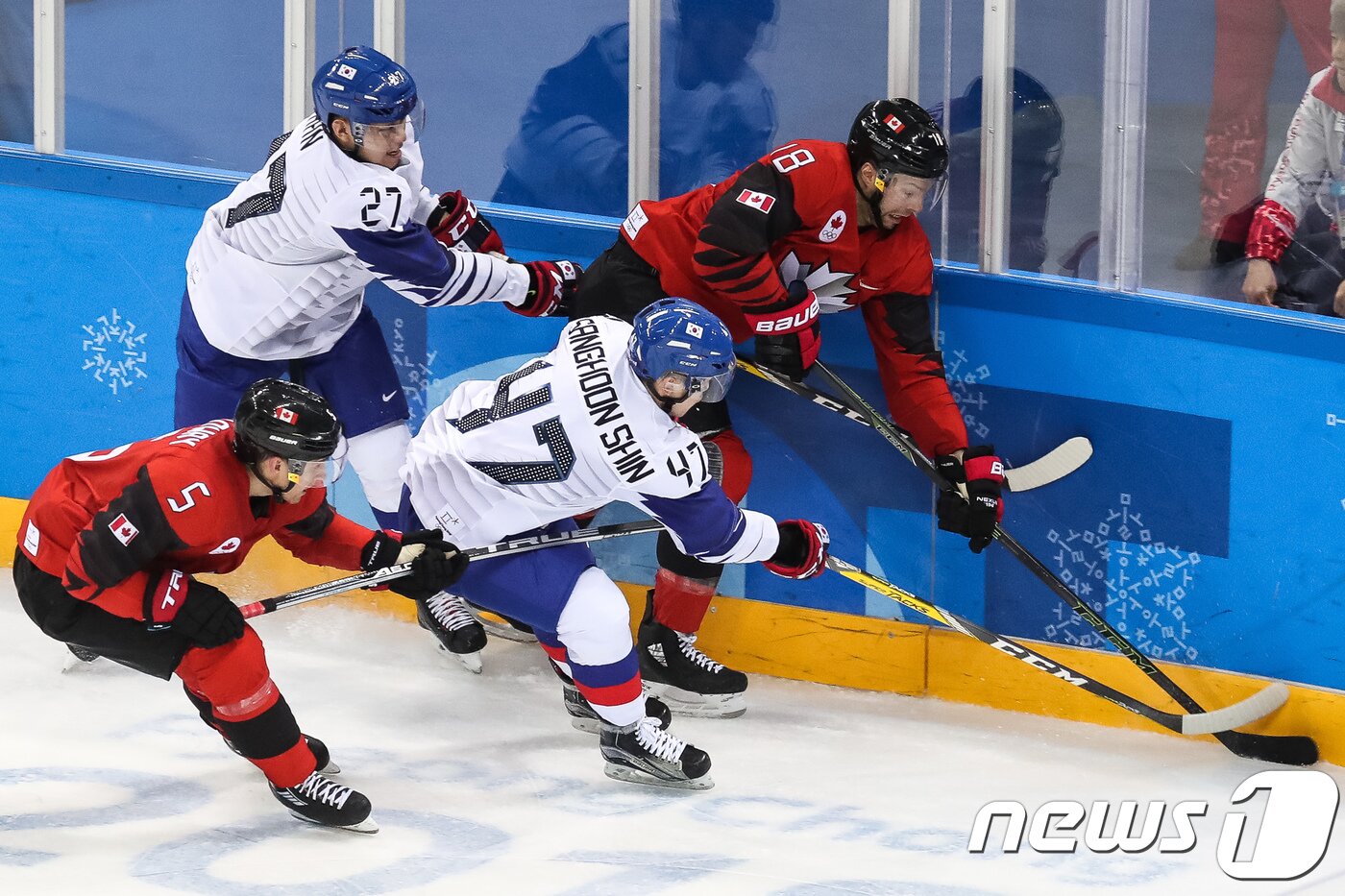 본문 이미지 - 대한민국 신상훈이 18일 강원도 강릉하키센터에서 열린 2018 평창동계올림픽 아이스하키 남자 조별 예선 A조 대한민국 대 캐나다의 경기에서 상대선수와 몸싸움을 하고 있다. 2018.2.18/뉴스1 ⓒ News1 유승관 기자