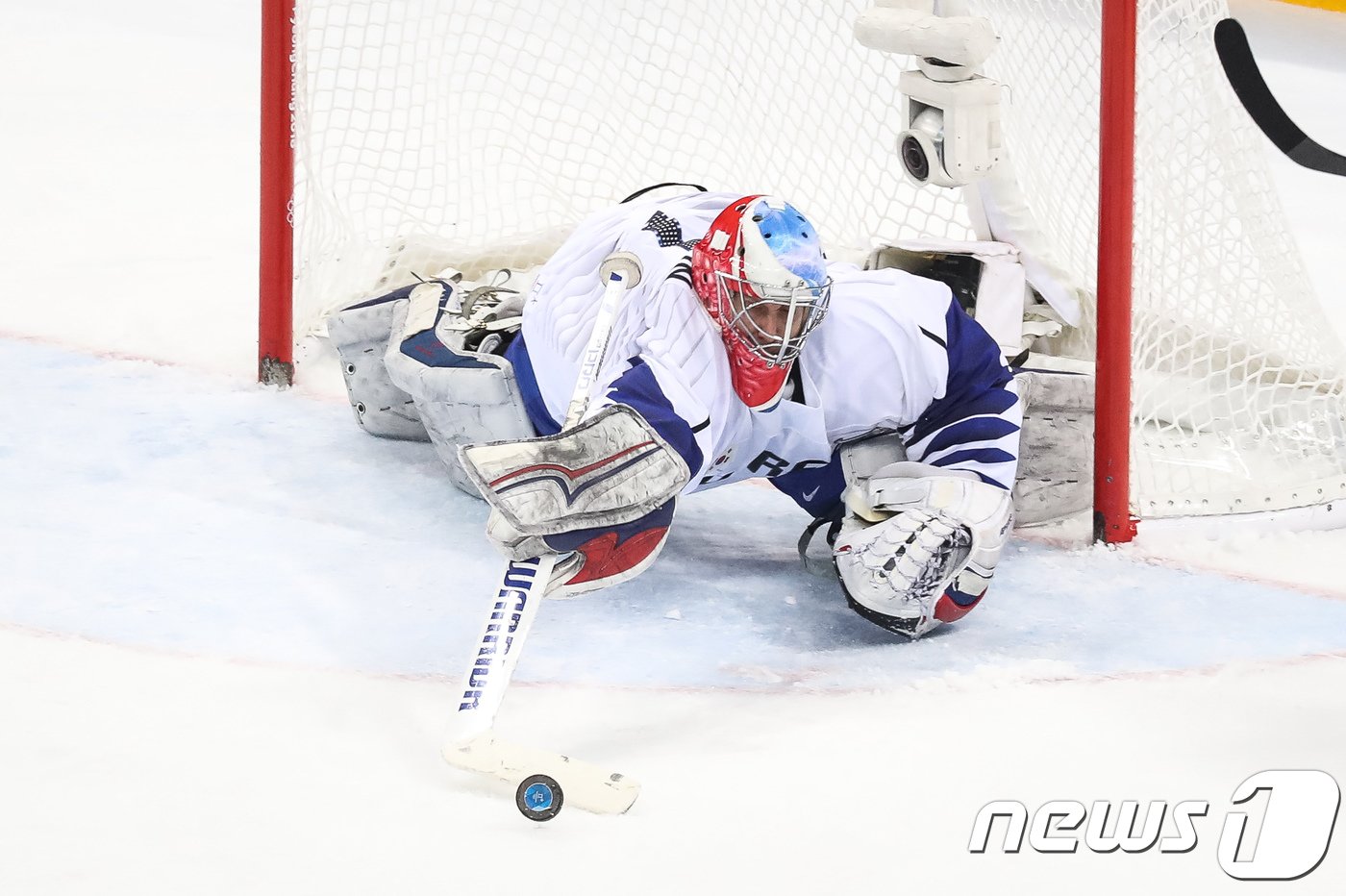본문 이미지 - 대한민국 골리 맷 달튼이 18일 강원도 강릉하키센터에서 열린 2018 평창동계올림픽 아이스하키 남자 조별 예선 A조 대한민국 대 캐나다의 경기에서 몸을 던져 상대 슈팅을 막아내고 있다. 2018.2.18/뉴스1 ⓒ News1 유승관 기자