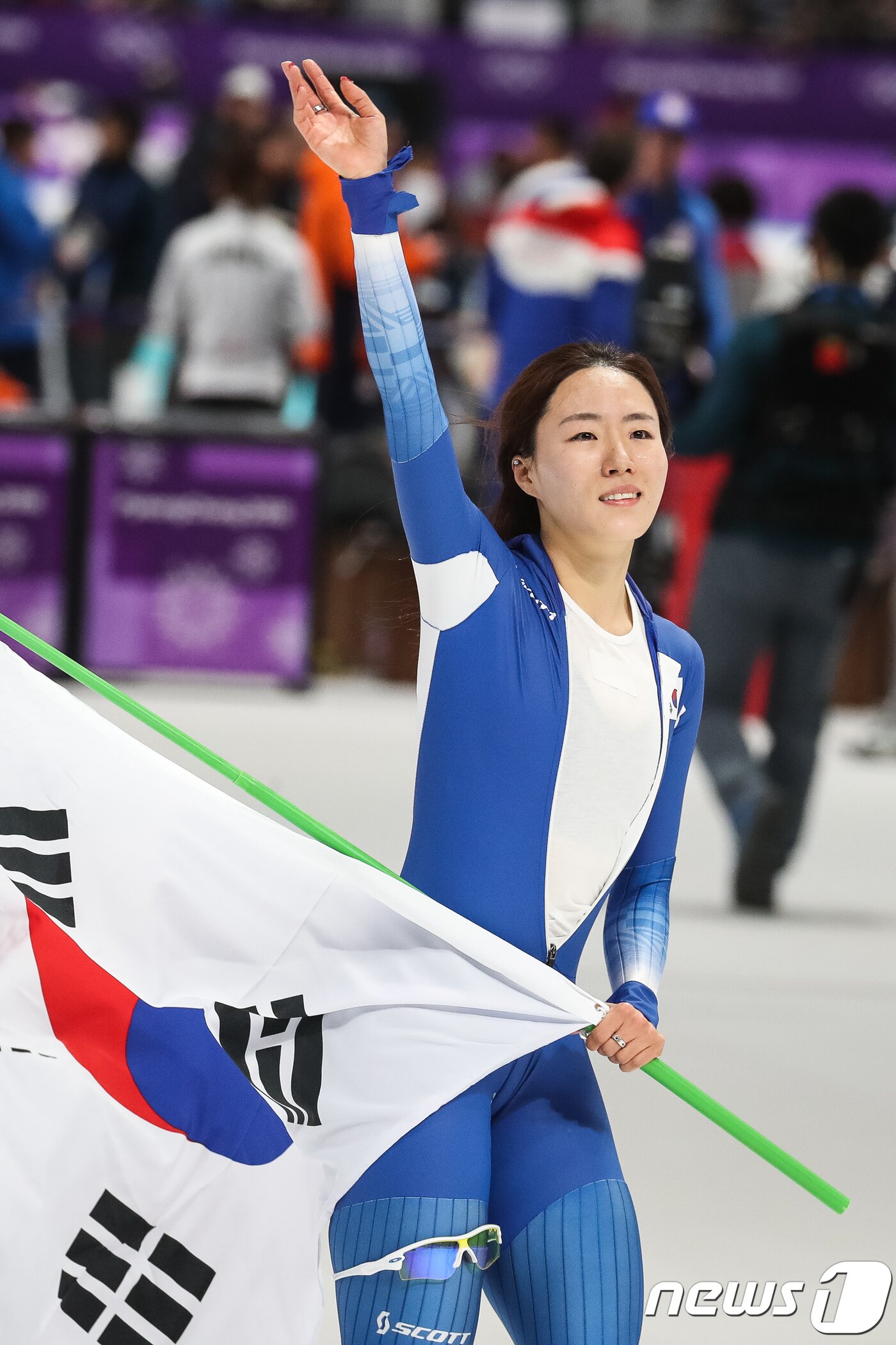 본문 이미지 - 이상화가 18일 강원도 강릉 스피드스케이팅 경기장 오벌에서 열린 2018 평창동계올림픽 스피드 스케이팅 여자 500m 경기를 마친 뒤 태극기를 들고 관중들을 향해 인사하고 있다. 2018.2.18/뉴스1 ⓒ News1 유승관 기자