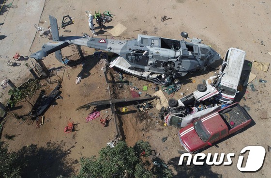 [사진] 멕시코 헬기 추락…지상의 13명 날벼락 ‘참변’