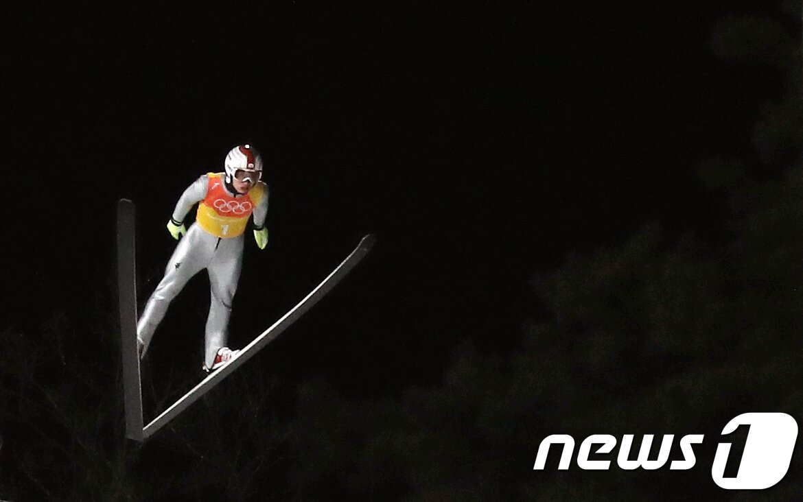 본문 이미지 - 대한민국 최흥철이 19일 오후 강원도 평창군 알펜시아 스키점프 센터에서 열린 2018 평창동계올림픽 스키점프 남자 팀 연습 경기에서 점프하고 있다. 2018.2.19/뉴스1 ⓒ News1 이재명 기자