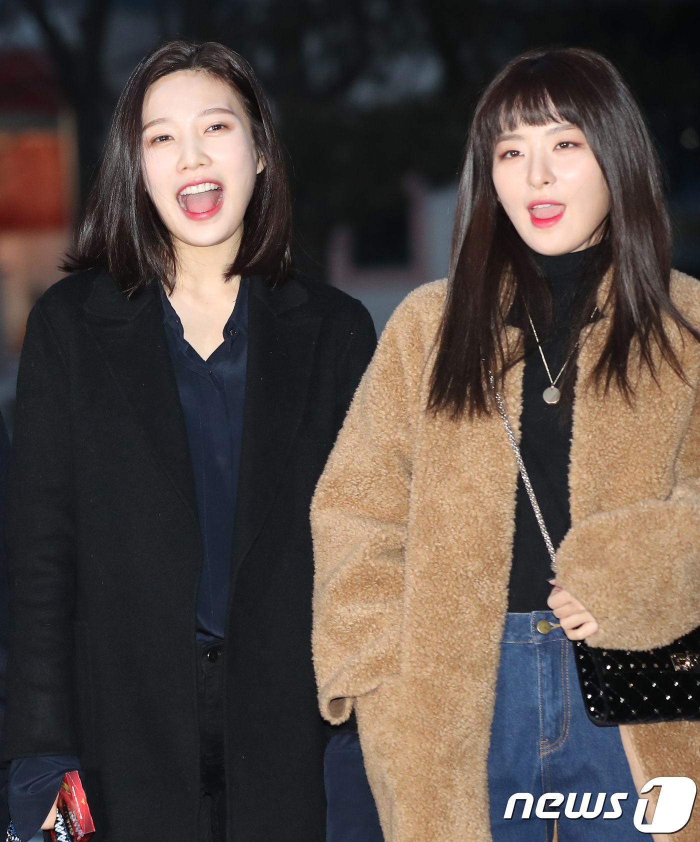 (서울=뉴스1) 권현진 기자 = 레드벨벳 조이, 슬기(오른쪽)가 2일 오전 서울 여의도 KBS 신관 공개홀에서 열린 KBS 2TV '뮤직뱅크'(뮤뱅) 리허설에 참석해 팬들의 함성을 …