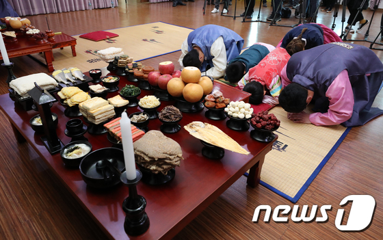  한국전통음식연구소에서 한복을 입은 가족이 차례 지내기 시연을 하고 있다. © News1 