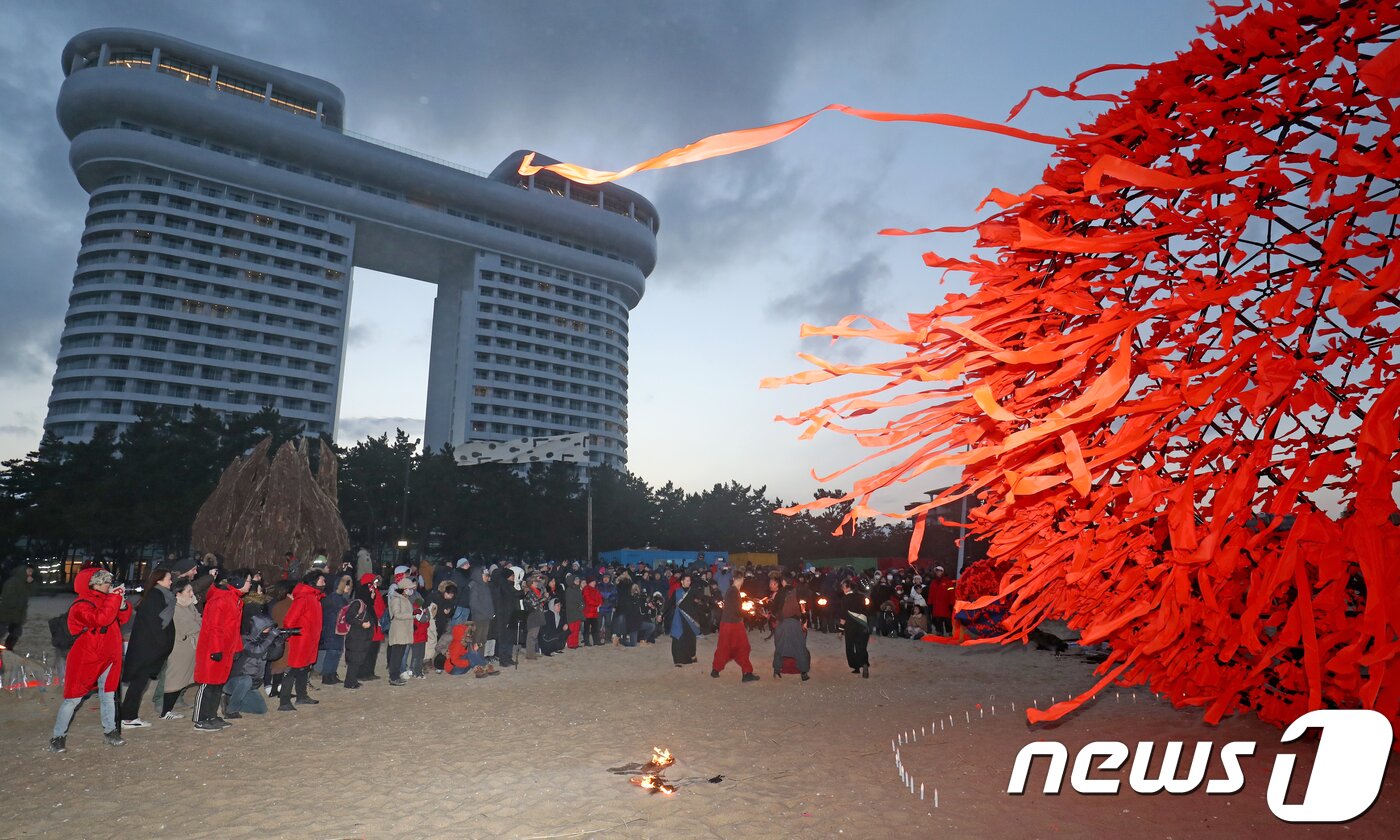 본문 이미지 - 2일 오후 강원도 강릉시 경포해변에서 ‘파이어 아트 페스타 2018’ 버닝 전야제가 열려 오프닝 행사가 진행되고 있다. 애초 이번 행사에서는 해변에 설치된 미술작품에 불을 질러 태우는 버닝 퍼포먼스가 펼쳐질 예정이었으나 산불 발생 위험의 우려로 취소됐다. 2018.2.2/뉴스1 ⓒ News1 서근영 기자