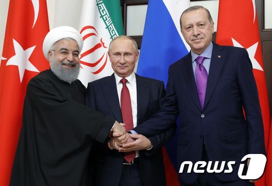 2017년 11월22일 러시아 소치에서 정상회의를 연 블라디미르 푸틴 러시아 대통령(가운데)과 하산 로하니 이란 대통령(왼쪽), 레제프 타이이프 에르도안 터키 대통령. © AFP=뉴스1