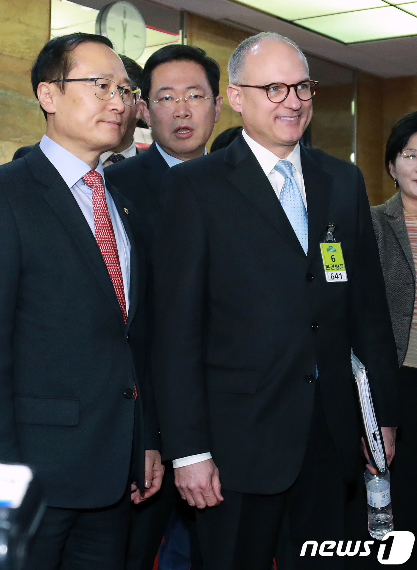 (서울=뉴스1) 이동원 기자 = 베리 앵글 GM 총괄 부사장 겸 해외사업부문 사장이 20일 오전 서울 여의도 국회를 찾아 홍영표 한국GM 대책TF위원장과 면담을 마친뒤 여야 원내지 …