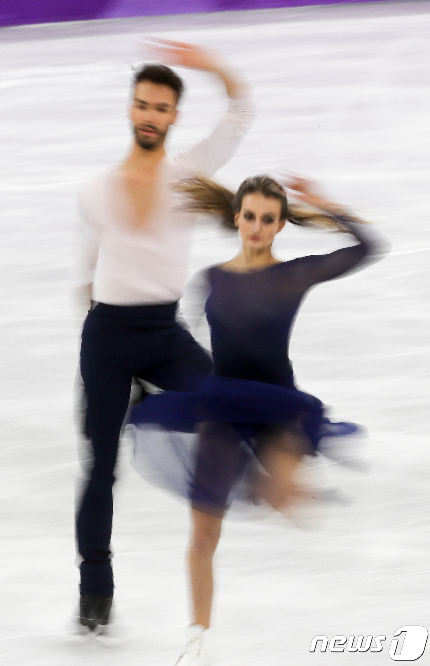 (강릉=뉴스1) 허경 기자 = 가브리엘라 파파다키스·기욤 시제롱(프랑스) 조가 20일 오전 강원도 강릉 아이스아레나에서 열린 2018 평창 동계올림픽 피겨 스케이팅 아이스 댄스 프 …
