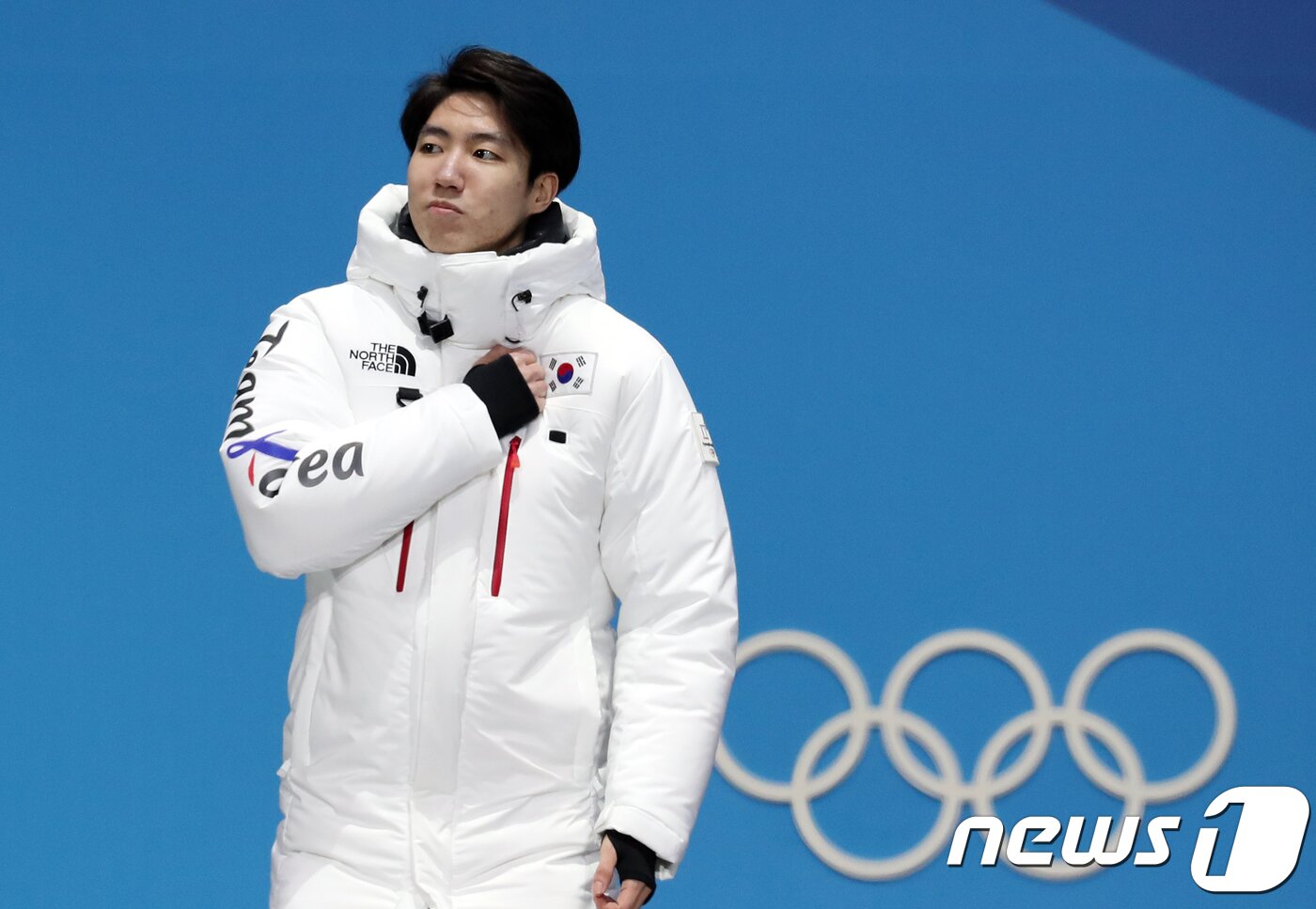 본문 이미지 - 스피드 스케이팅 남자 500m 경기에서 은메달을 획득한 차민규가 20일 오후 강원도 평창군 메달플라자에서 열린 2018 평창동계올림픽 메달 세리머니에서 시상대에 오르고 있다. 2018.2.20/뉴스1 ⓒ News1 이재명 기자