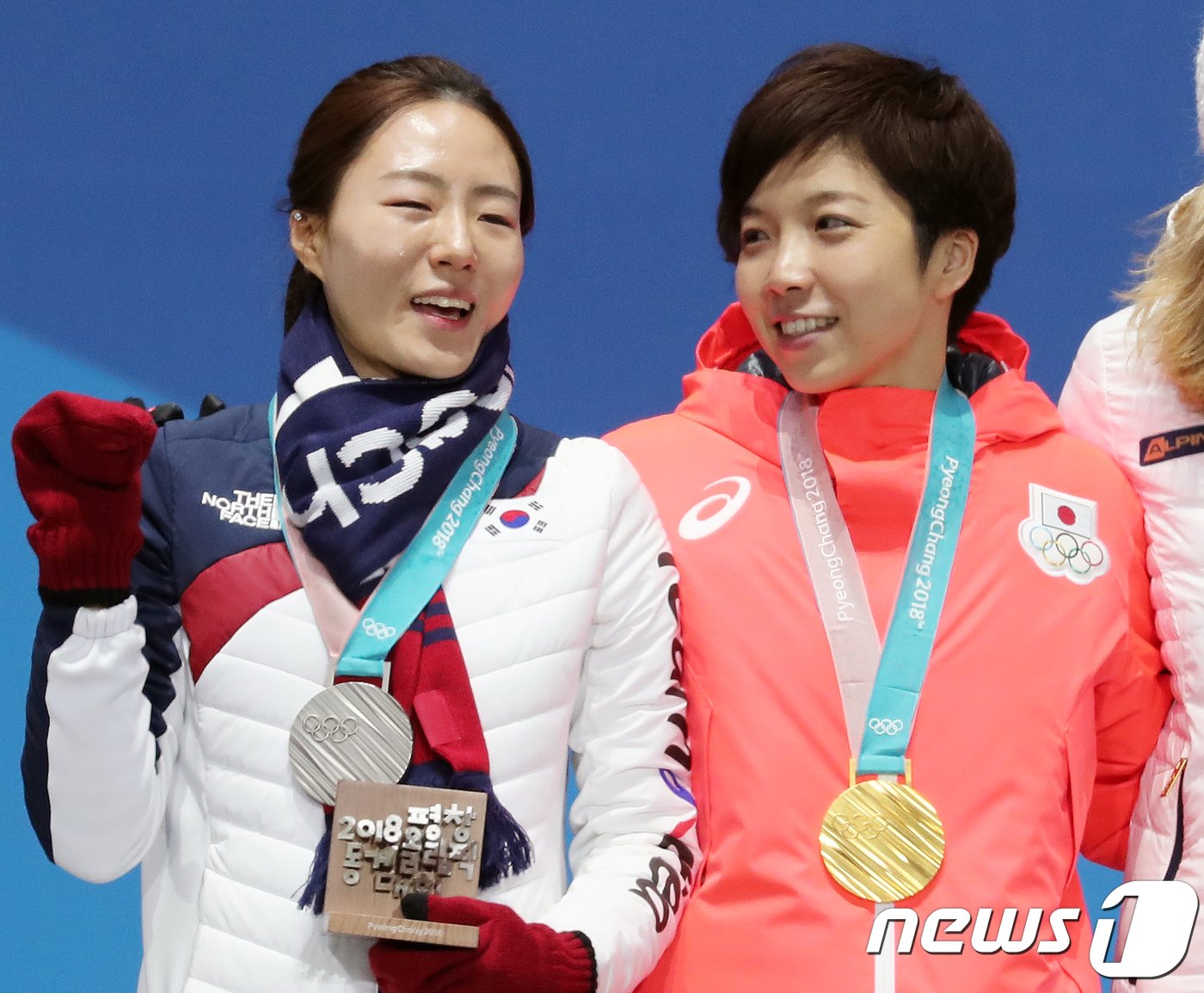 본문 이미지 - 스피드 스케이팅 여자 500m 경기에서 은메달을 획득한 이상화가 20일 오후 강원도 평창군 메달플라자에서 열린 2018 평창동계올림픽 메달 세리머니에서 고다이라 나오(금메달·일본)와 대화하고 있다. 2018.2.20/뉴스1 ⓒ News1 이재명 기자