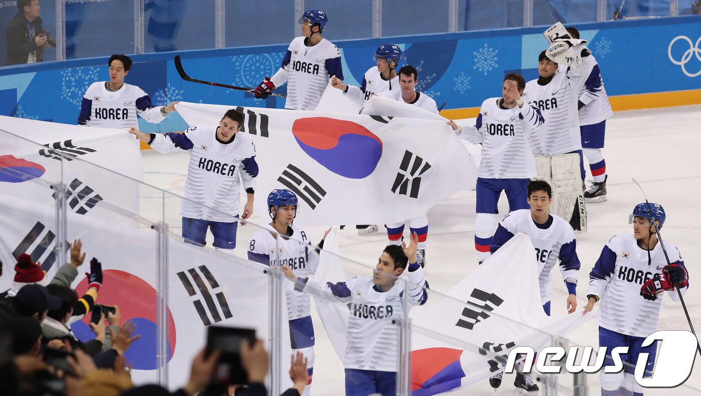 본문 이미지 - 2018 평창 올림픽 당시의 한국 아이스하키 대표팀 2018.2.20/뉴스1 ⓒ News1 이재명 기자