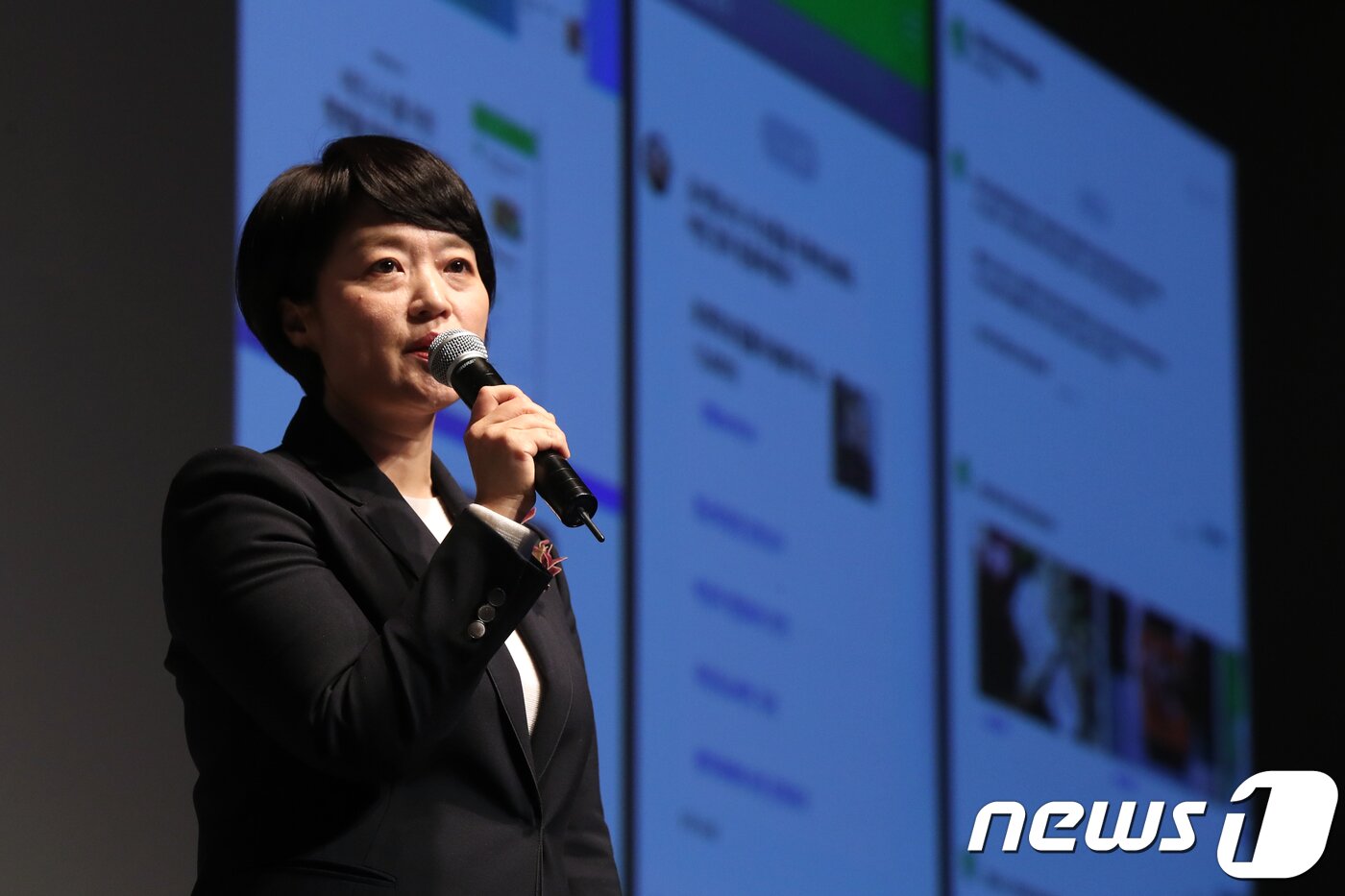 본문 이미지 - 한성숙 후보자가 네이버 대표 시절  창작자, 소상공인이 네이버의 핵심 파트너임을 다시 한 번 강조하고, 이들을 대상으로 한 보다 지속적이고 확장된 AI 기술플랫폼 지원 계획을 발표하는 모습. 2018.2.21/뉴스1 ⓒ News1 민경석 기자