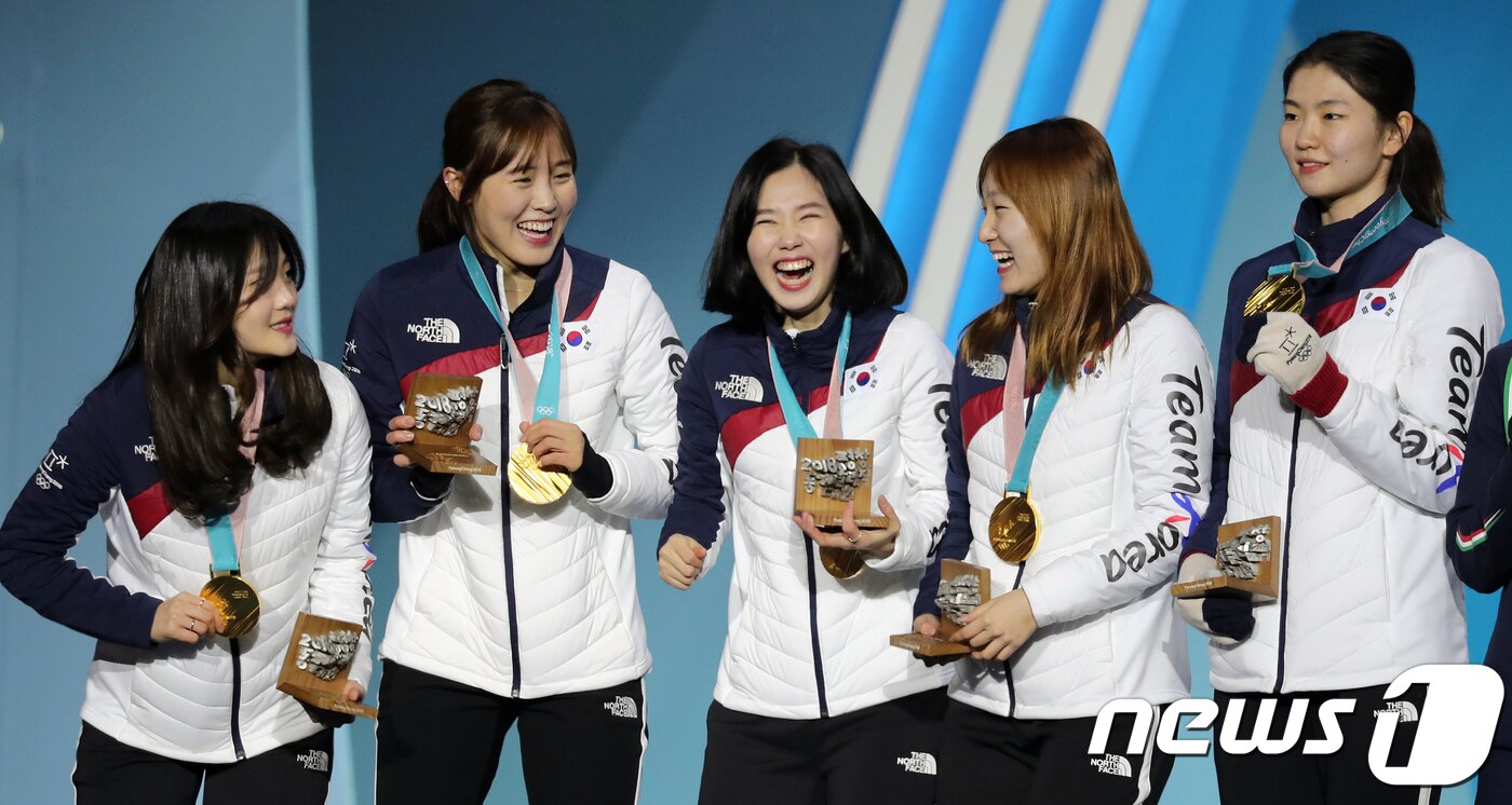 본문 이미지 - 대한민국 여자 쇼트트랙 대표팀(심석희, 최민정, 김예진, 김아랑, 이유빈)이 21일 오후 강원도 평창군 메달플라자에서 열린 2018 평창동계올림픽 메달 세리머니에서 금메달을 받은 후 기뻐하고 있다. 2018.2.21/뉴스1 ⓒ News1 이재명 기자