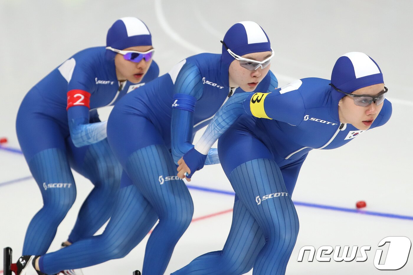 본문 이미지 - 대한민국 여자 팀추월 대표팀 선수들(김보름, 박지우, 노선영)이 21일 강원도 강릉 스피드스케이팅 경기장 오벌에서 열린 2018 평창동계올림픽 스피드스케이팅 여자 팀추월 순위결정전(7-8)에서 질주를 하고 있다. 이날 대한민국은 폴란드에 패하며 8위를 기록했다. 2018.2.21/뉴스1 ⓒ News1 임세영 기자
