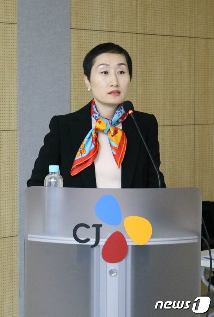 본문 이미지 - CJ제일제당 냉동마케팅담당 최자은 상무가 CJ Voyage 행사에서 비비고 만두 글로벌 전략을 발표하고 있다. ⓒ News1