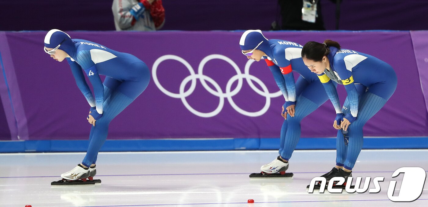 본문 이미지 - 대한민국 여자 팀추월 대표팀 선수들(김보름, 노선영, 박지우)이 21일 강원도 강릉 스피드스케이팅 경기장 오벌에서 열린 2018 평창동계올림픽 스피드스케이팅 여자 팀추월 순위결정전(7-8)을 마치고 아쉬워하고 있다. 2018.2.21/뉴스1 ⓒ News1 임세영 기자
