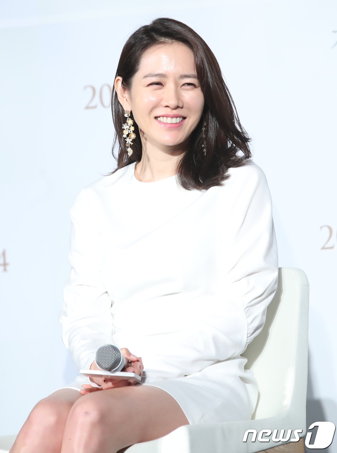 본문 이미지 - 배우 손예진이 22일 오전 서울 광진구 자양동 롯데시네마 건대입구점에서 열린 영화 ‘지금 만나러 갑니다'(감독 이장훈) 제작보고회에 참석해 매력을 발산하고 있다. 2018.2.22./뉴스1 ⓒ News1 권현진 기자