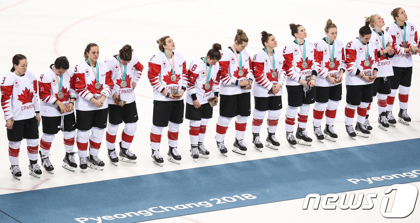 본문 이미지 - 캐나다 여자 아이스하키 대표팀이 22일 강원도 강릉하키센터에서 열린 2018 평창동계올림픽 여자 아이스하키 시상식에서 은메달을 목에 걸고 아쉬워하고 있다. 2018.2.22/뉴스1 ⓒ News1 유승관 기자