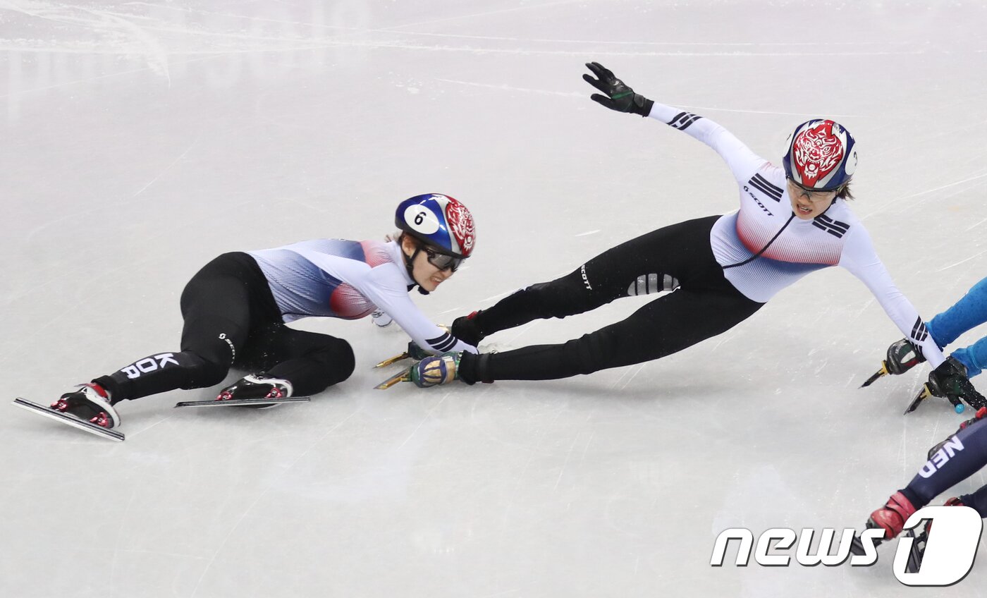 본문 이미지 - 대한민국 최민정, 심석희가 22일 오후 강원도 강릉 아이스아레나에서 열린 2018 평창동계올림픽 쇼트트랙 스피드 스케이팅 여자 1000m 결승 경기에서 넘어지고 있다. 허경 기자