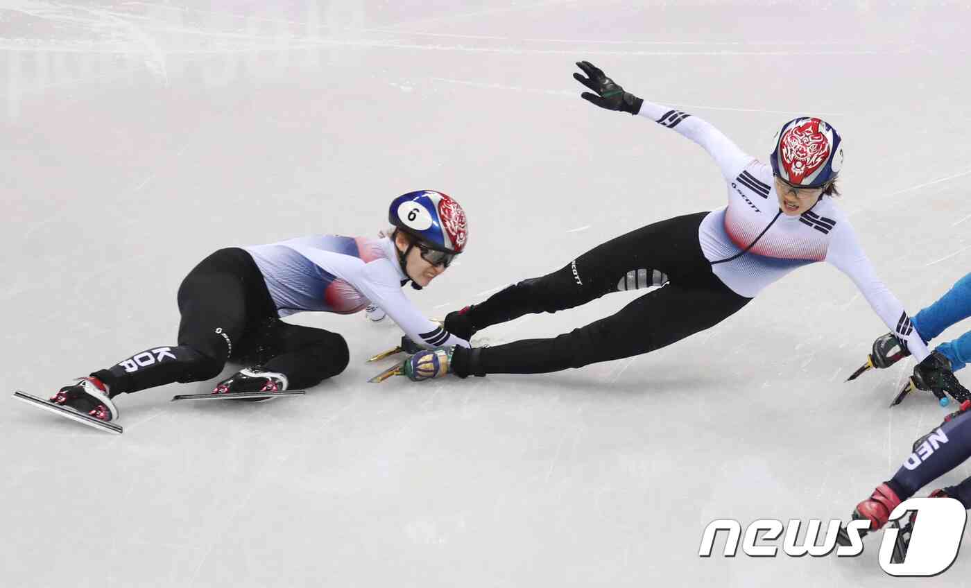 대한민국 최민정, 심석희가 22일 오후 강원도 강릉 아이스아레나에서 열린 2018 평창동계올림픽 쇼트트랙 스피드 스케이팅 여자 1000m 결승 경기에서 넘어지고 있다. 허경 기자