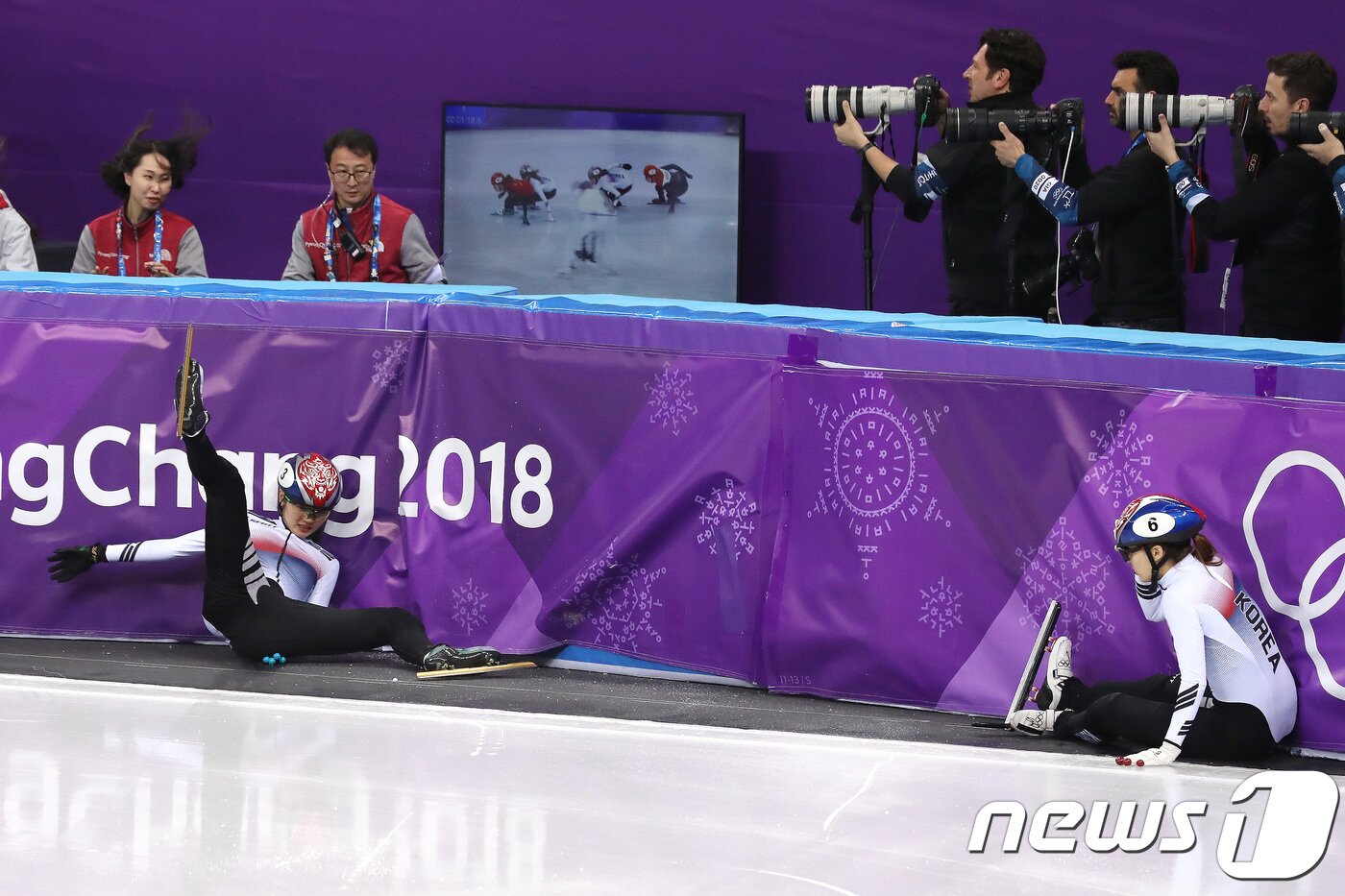 본문 이미지 - 대한민국 심석희, 최민정이 22일 오후 강원도 강릉 아이스아레나에서 열린 2018 평창동계올림픽 쇼트트랙 스피드 스케이팅 여자 1,000m 결승 경기에서 넘어지고 있다. 임세영 기자
