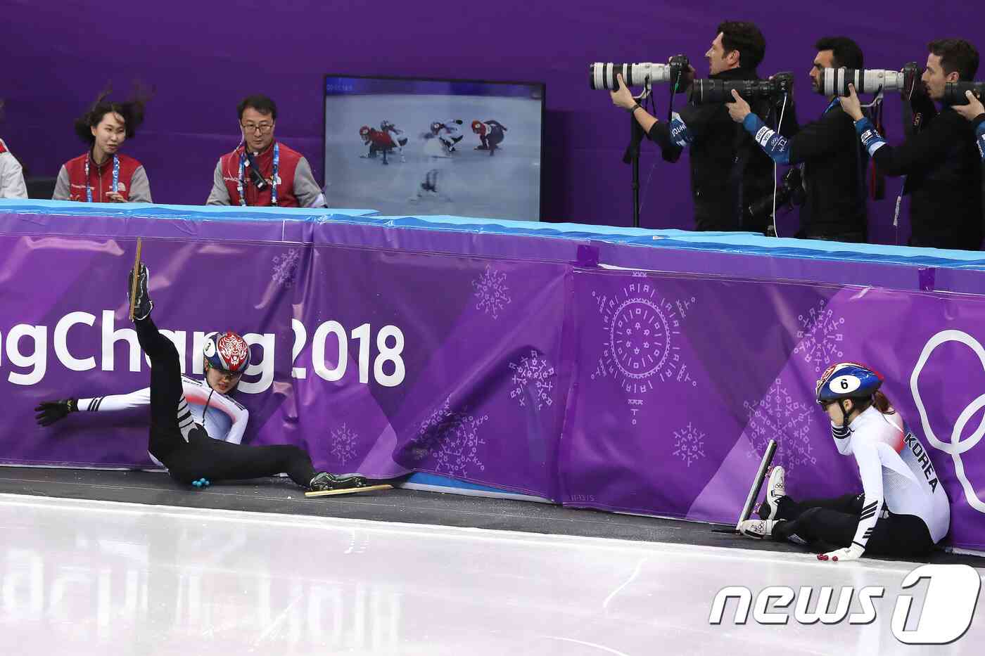 대한민국 심석희, 최민정이 22일 오후 강원도 강릉 아이스아레나에서 열린 2018 평창동계올림픽 쇼트트랙 스피드 스케이팅 여자 1,000m 결승 경기에서 넘어지고 있다. 임세영 기자