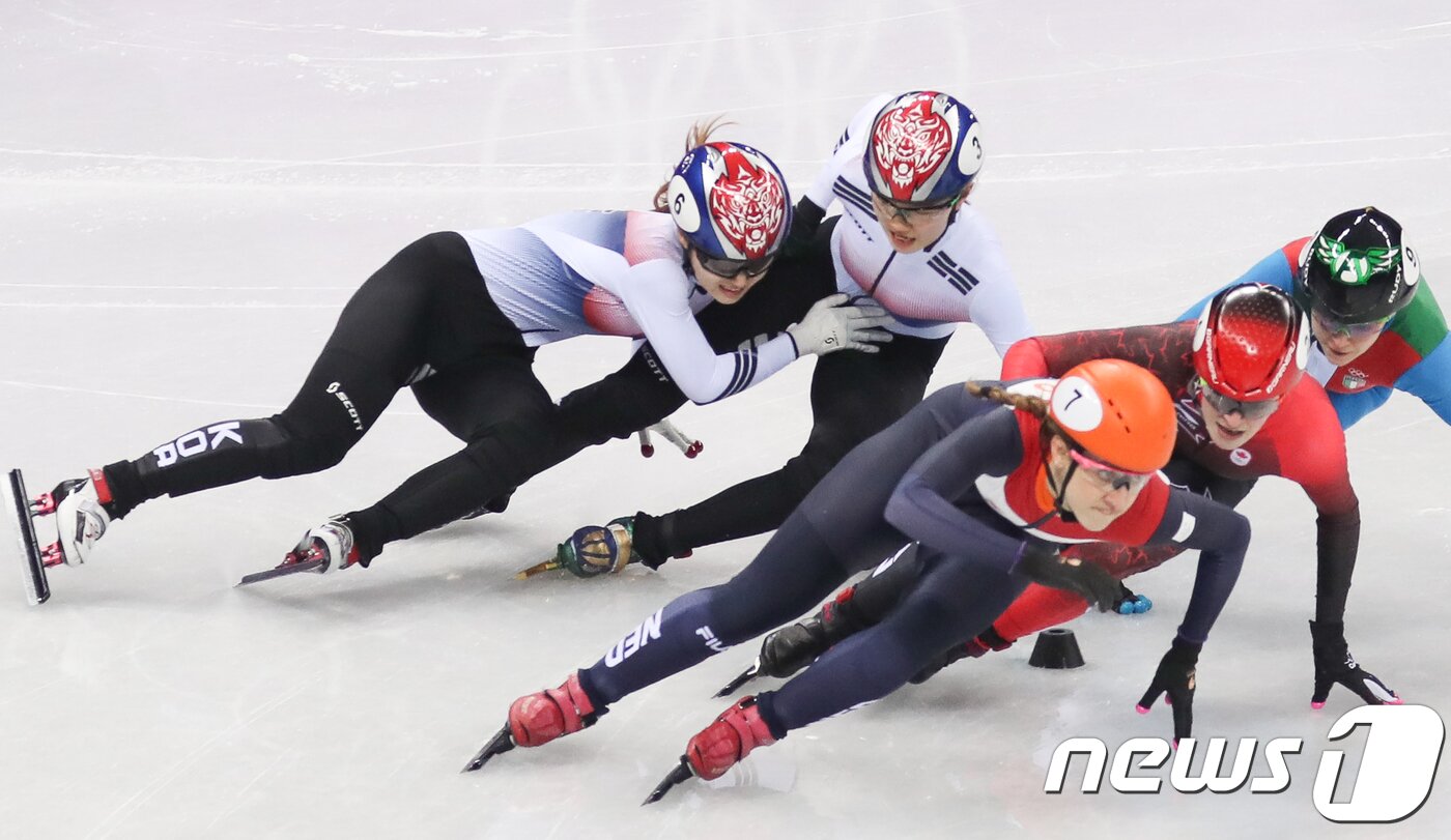 본문 이미지 - 대한민국 최민정, 심석희가 22일 오후 강원도 강릉 아이스아레나에서 열린 2018 평창동계올림픽 쇼트트랙 스피드 스케이팅 여자 1000m 결승 경기에서 넘어지고 있다. 허경 기자