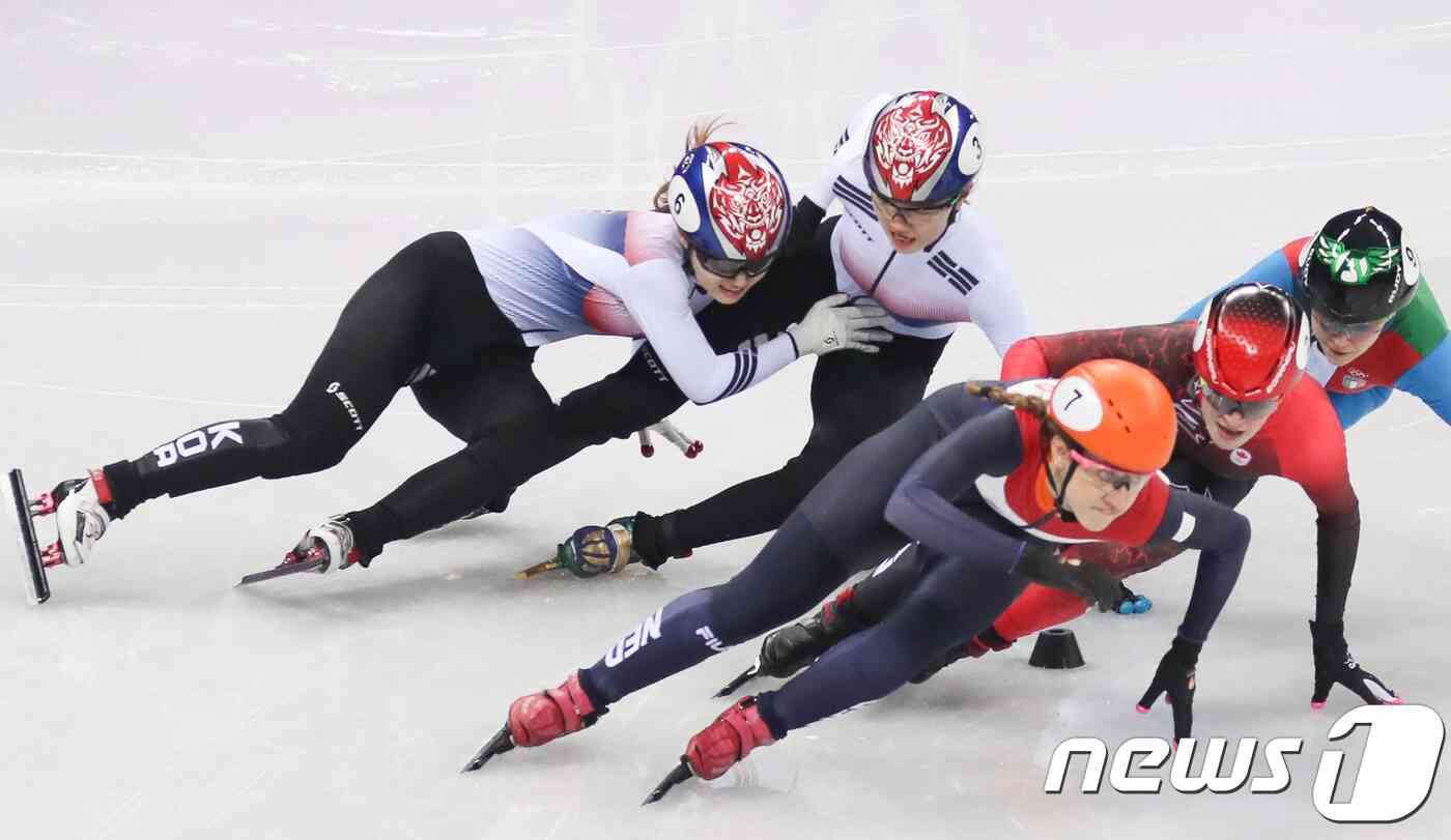대한민국 최민정, 심석희가 22일 오후 강원도 강릉 아이스아레나에서 열린 2018 평창동계올림픽 쇼트트랙 스피드 스케이팅 여자 1000m 결승 경기에서 넘어지고 있다. 허경 기자