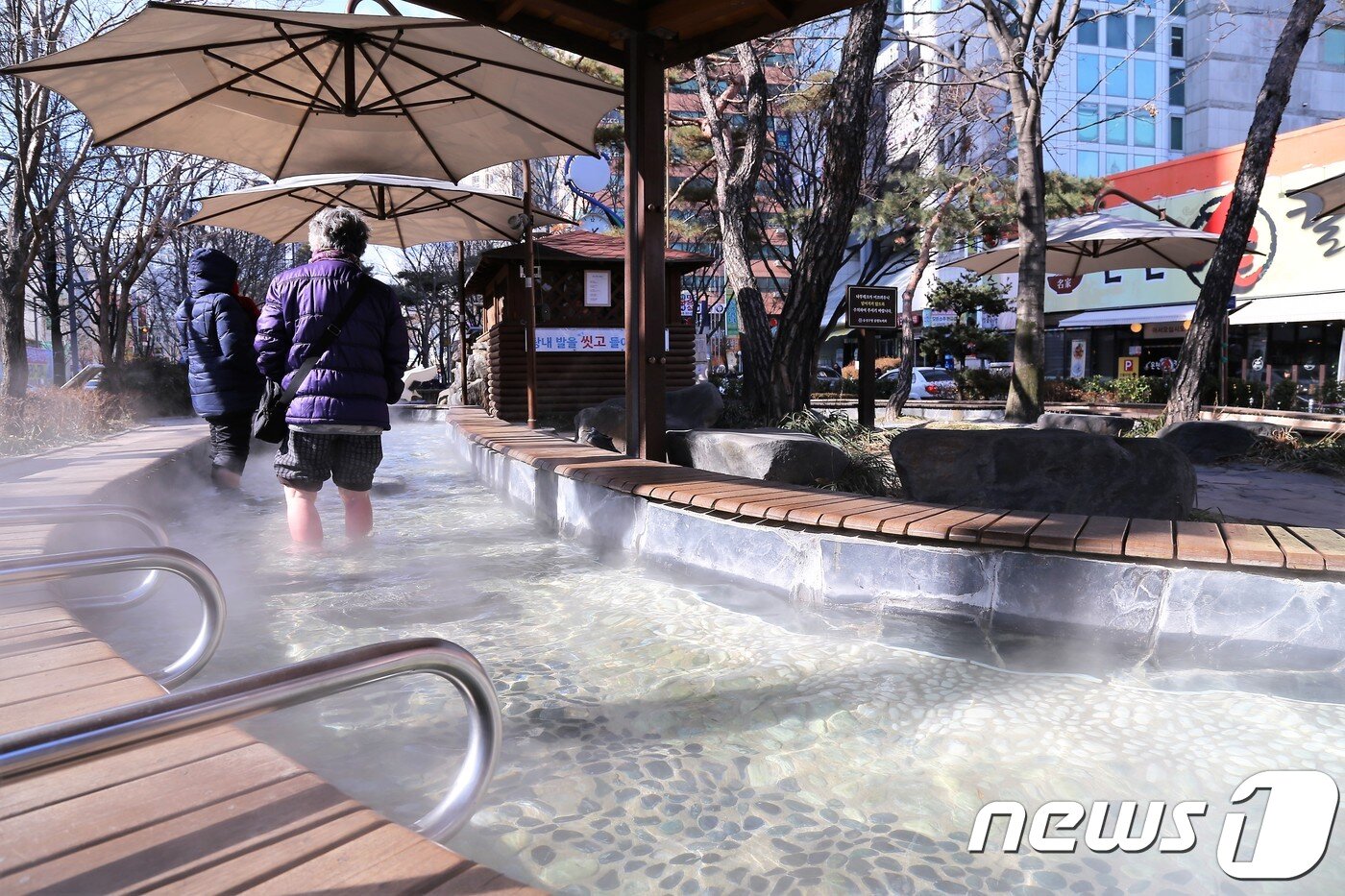 본문 이미지 - 대전의 명소, 유성온천 족욕체험장. 관광공사 제공