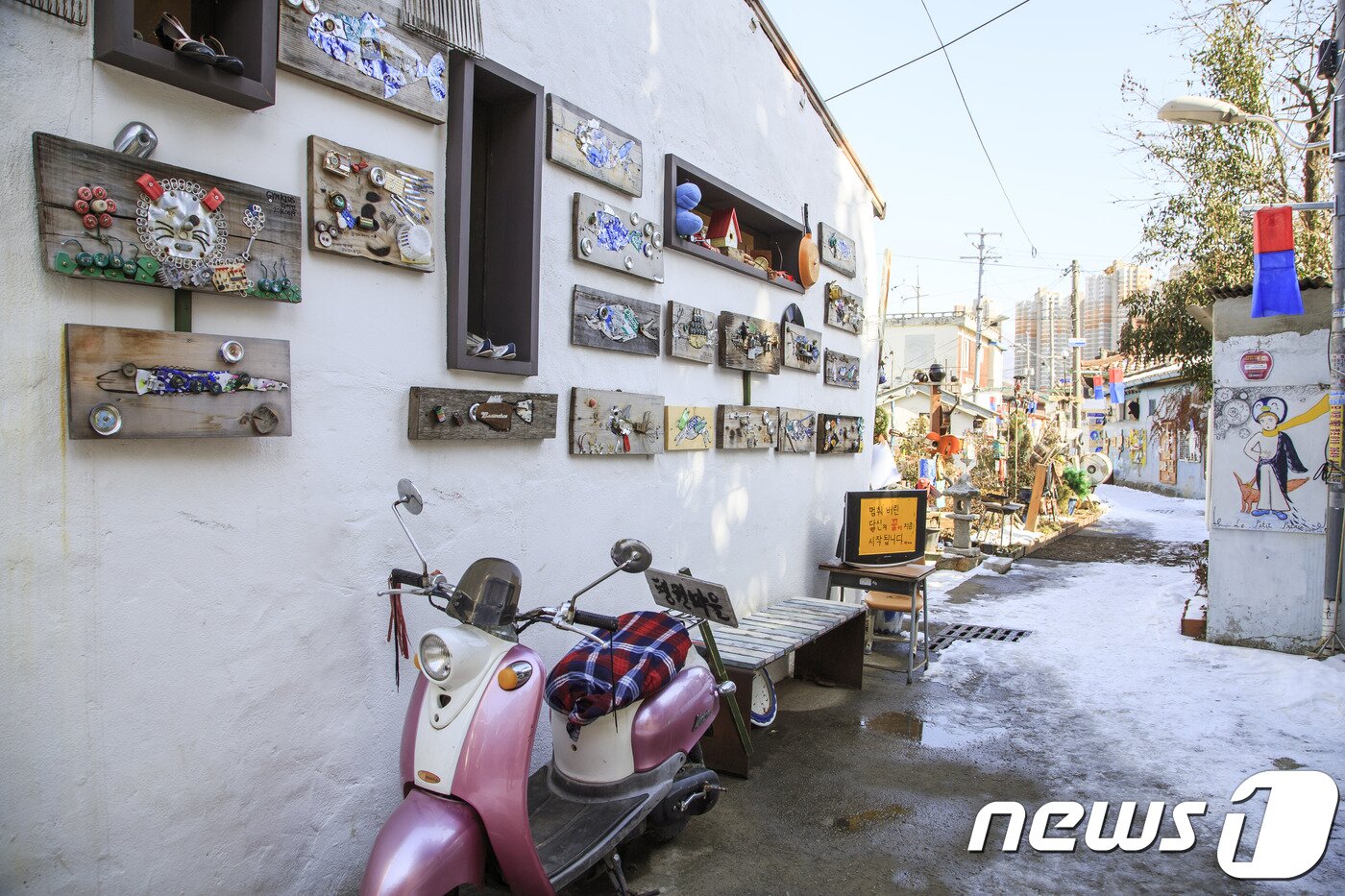 본문 이미지 -  오래된 물건들이 빛을 발하는 양림동 펭귄마을. 관광공사 제공